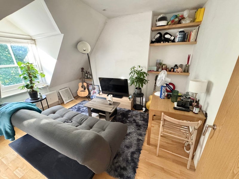 Flat Hartham Road in Greater London