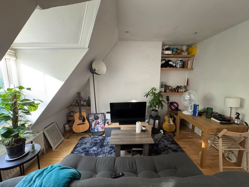 Flat Hartham Road in Greater London