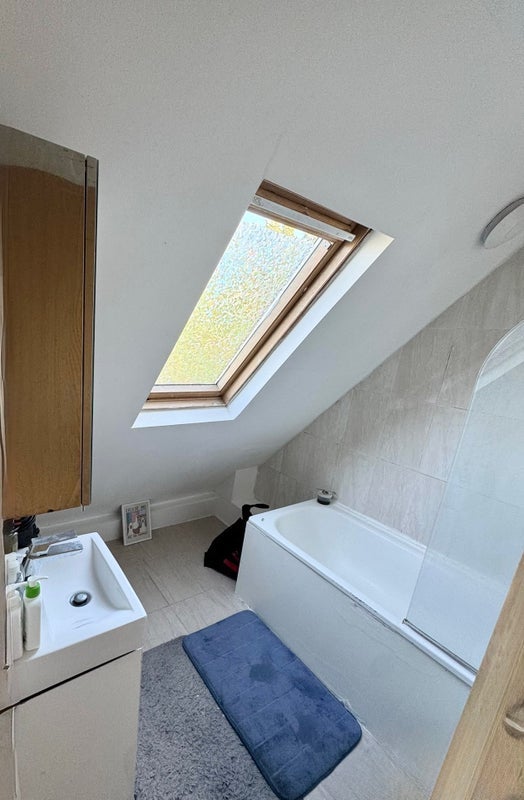 Flat Hartham Road in Greater London