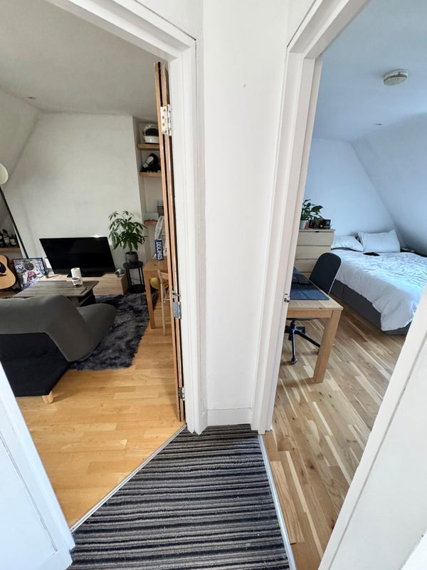 Flat Hartham Road in Greater London