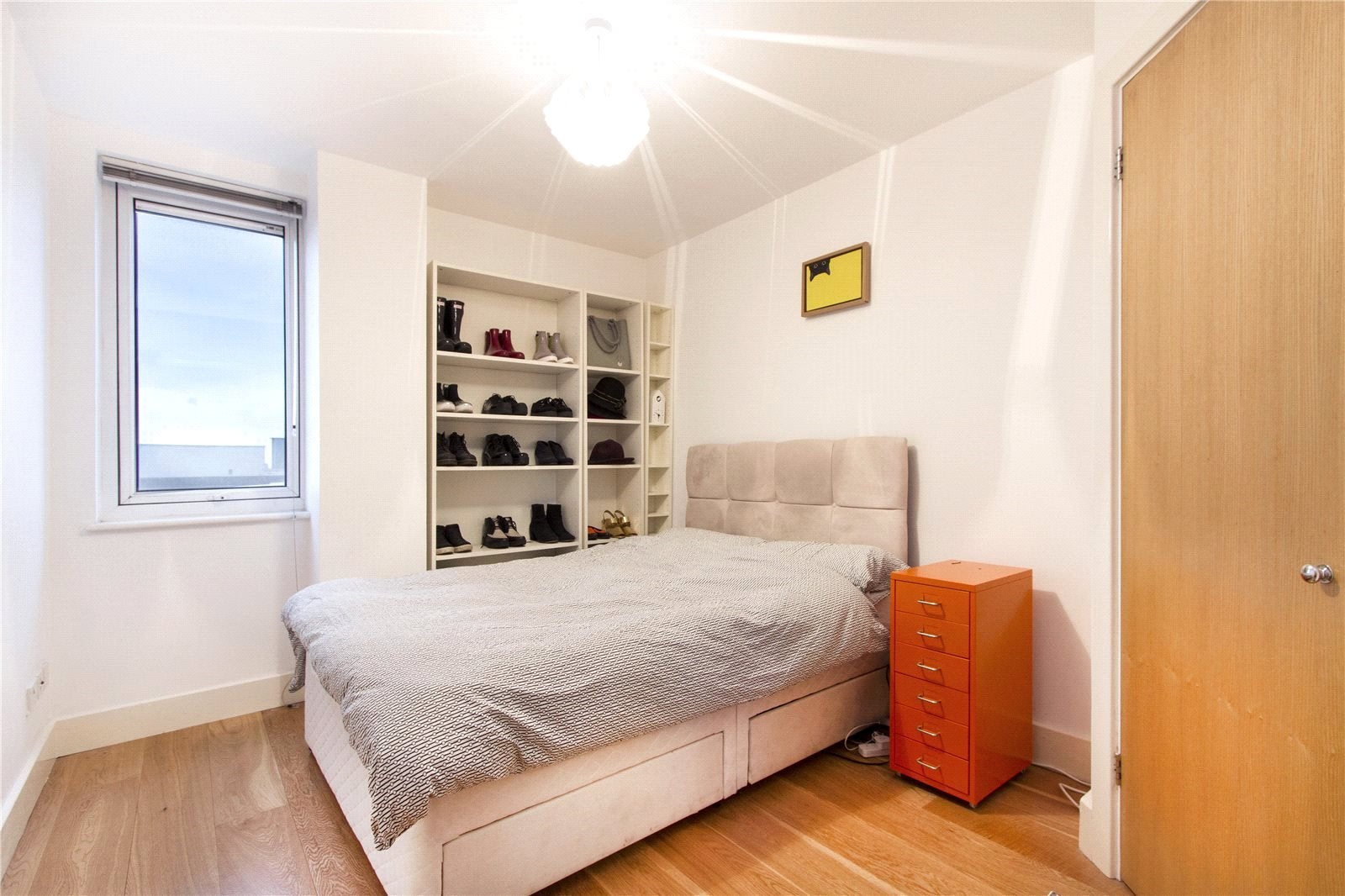 Flat Commercial Road in Greater London