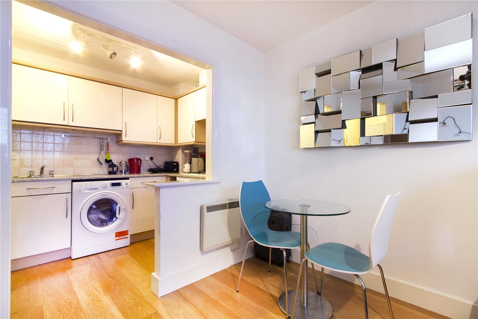 Flat Commercial Road in Greater London
