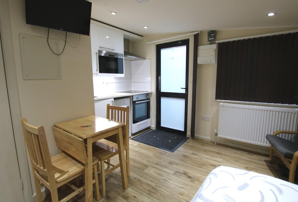 Flat Grove Road in Greater London