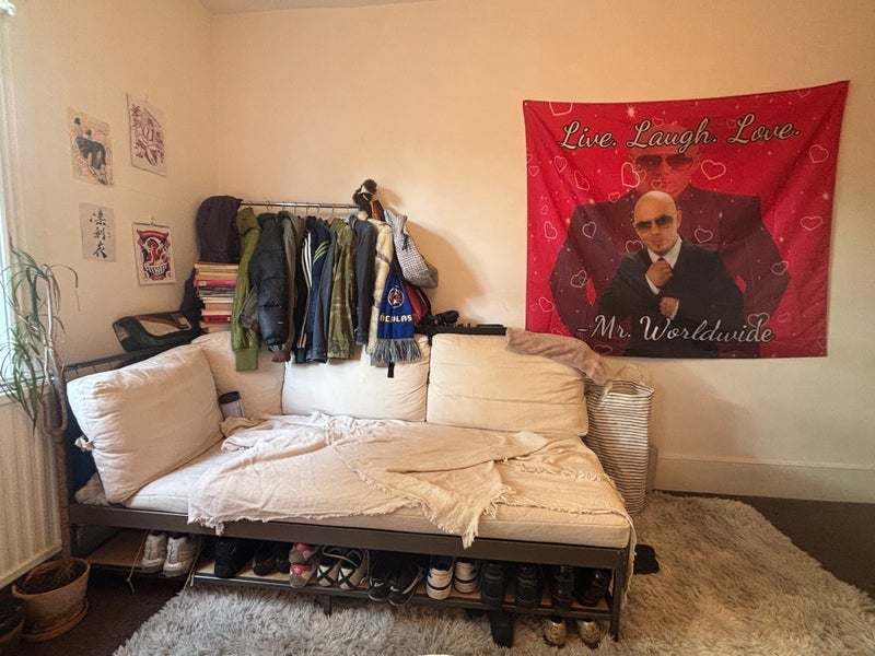 Room Elcot Avenue in Greater London