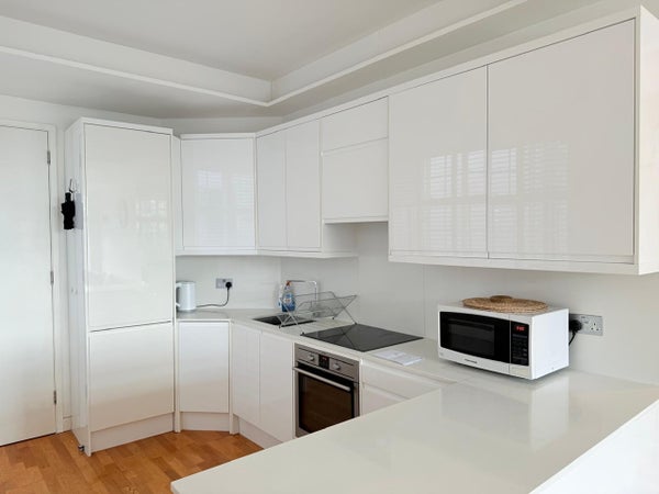 Flat Warwick Gardens in London