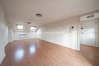 Flat Rosenthal Road in Greater London