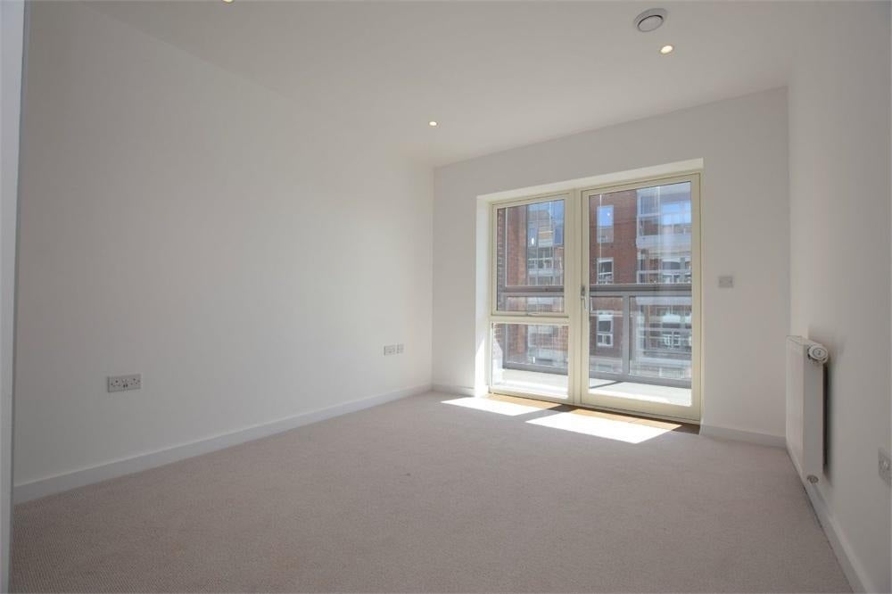 Flat Wilkinson Close in Greater London