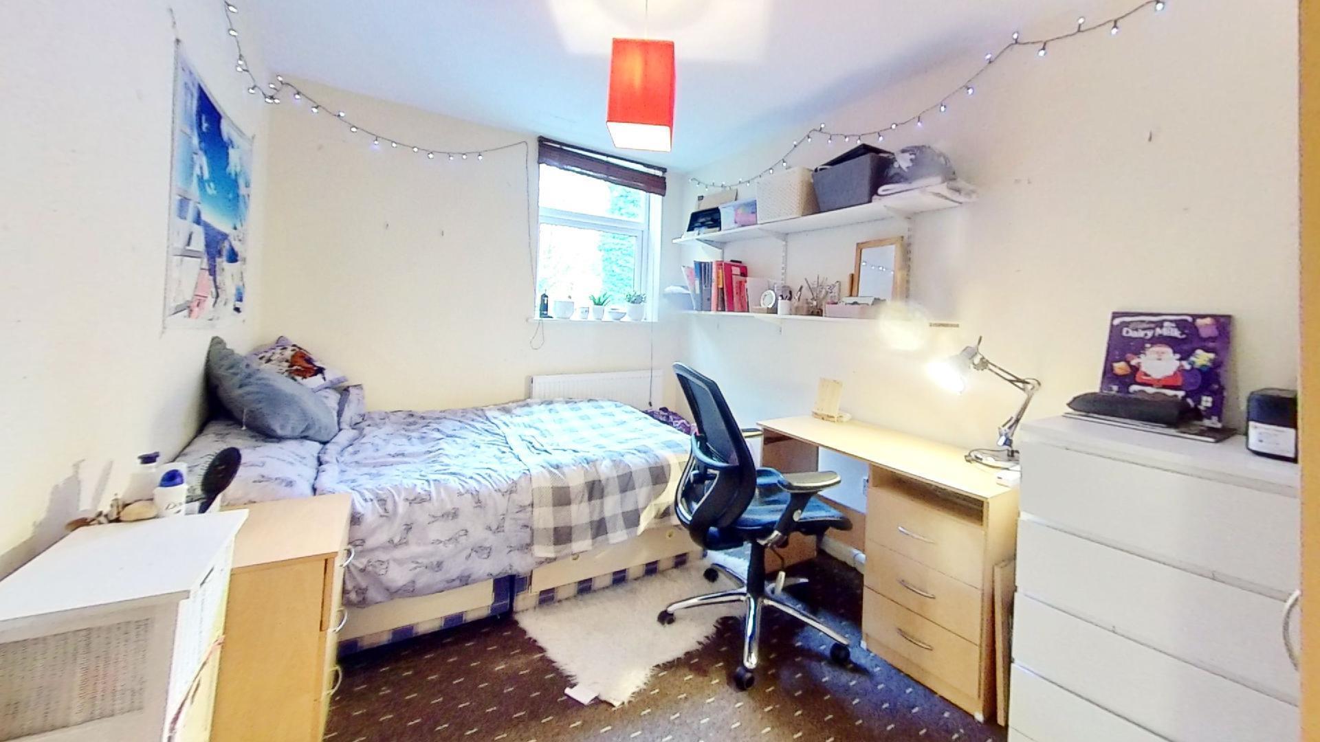 Room Heeley Road in Birmingham