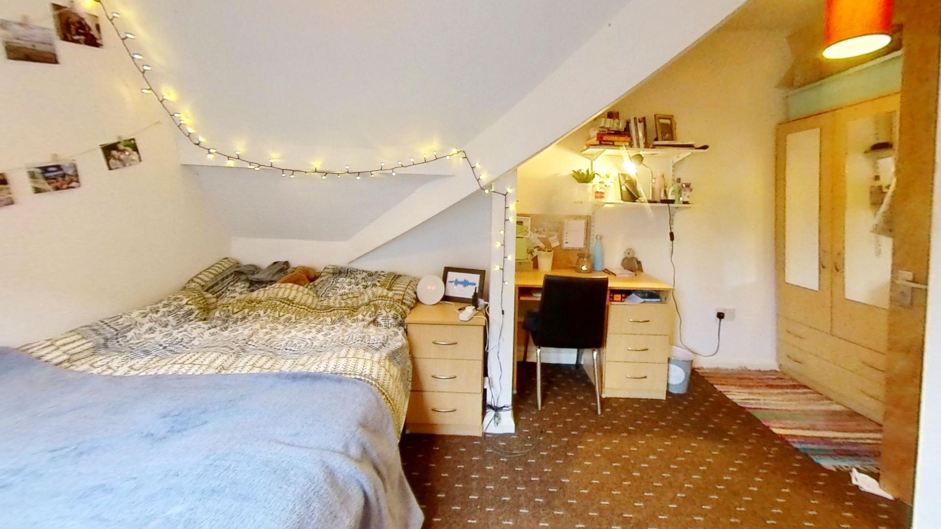 Room Heeley Road in Birmingham