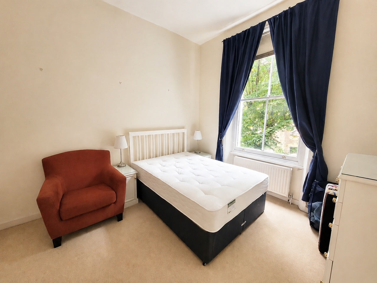 Flat Kempsford Gardens in Greater London