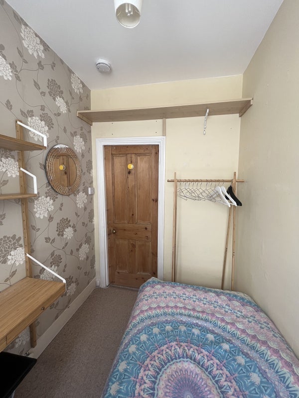 Room Crescent Road in Greater London