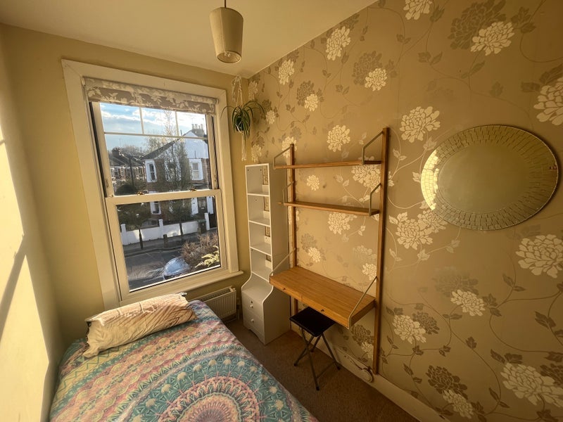 Room Crescent Road in Greater London