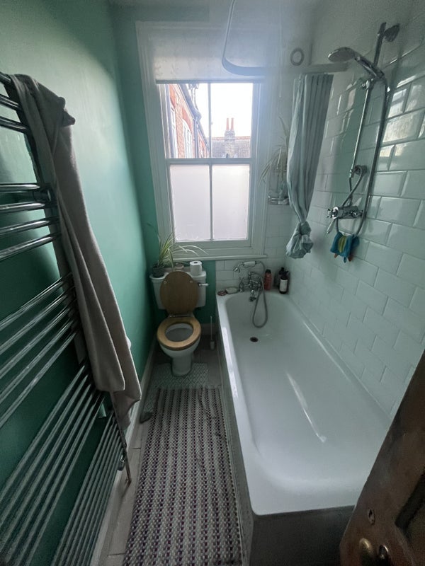 Room Crescent Road in Greater London