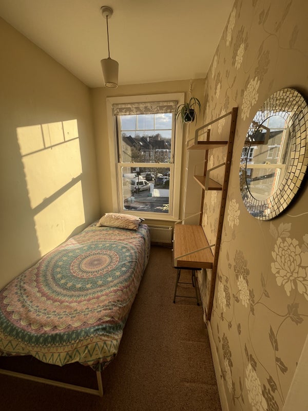 Room Crescent Road in Greater London