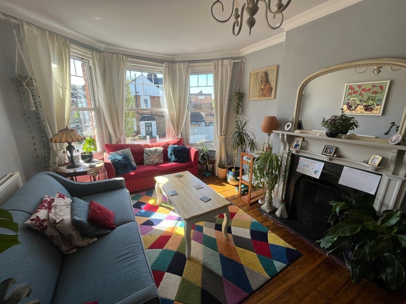 Room Crescent Road in Greater London