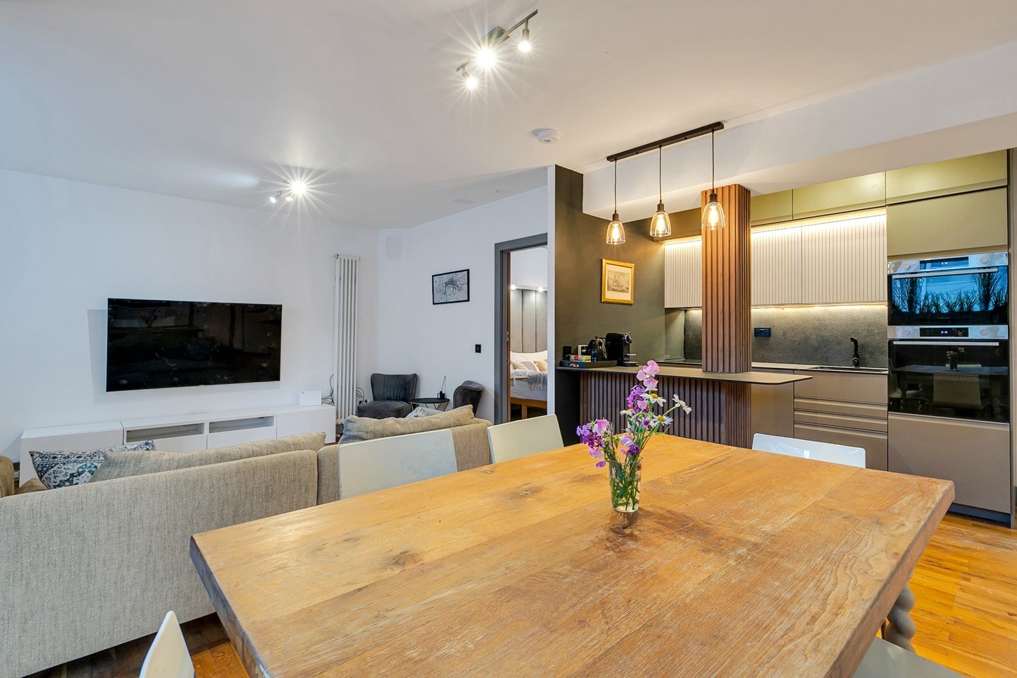 Flat Tanner Street in Greater London