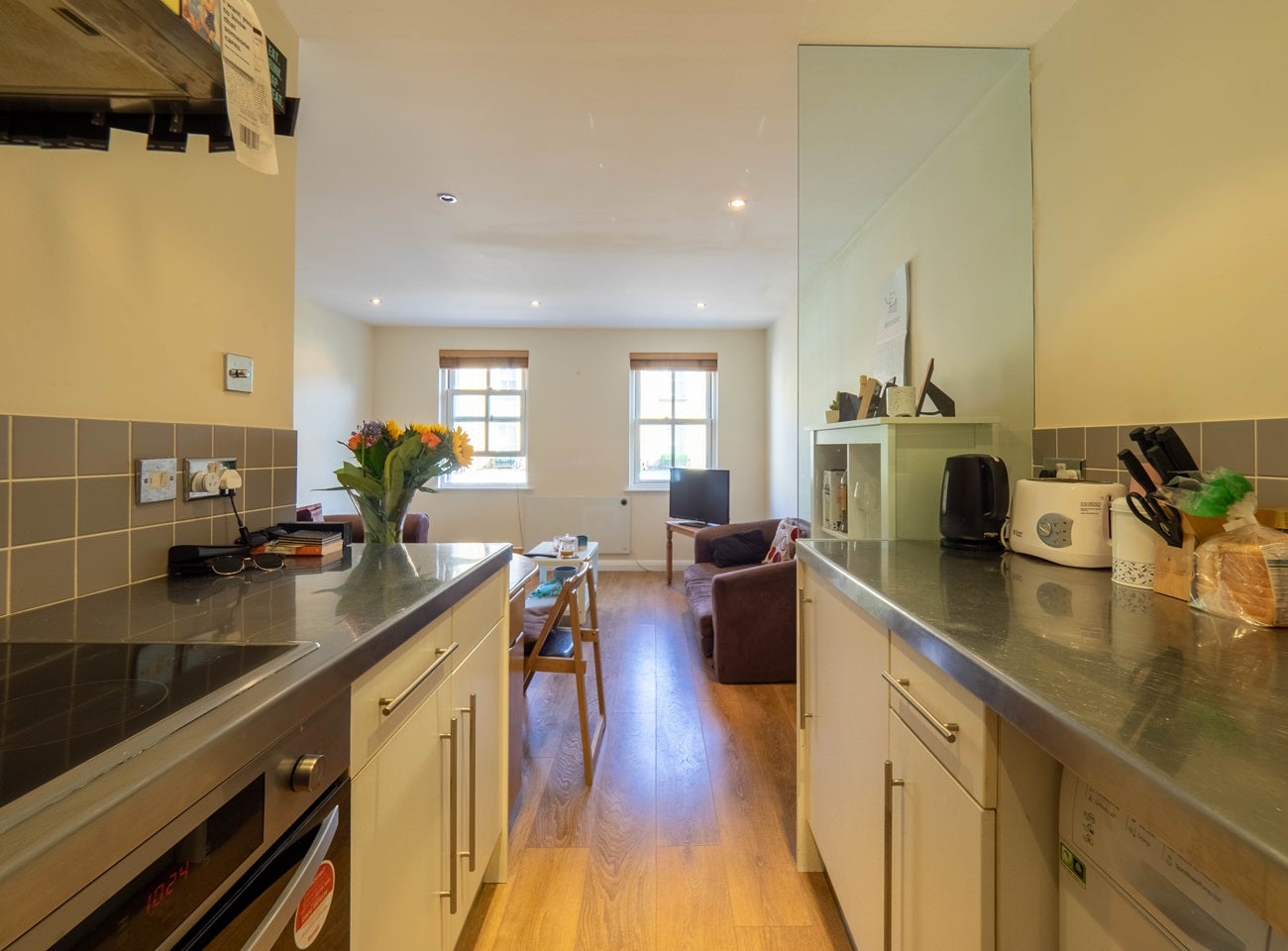 Flat Byron Mews in Greater London