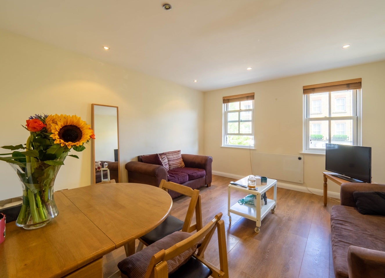 Flat Byron Mews in Greater London