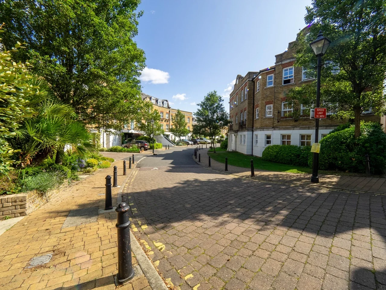 Flat Byron Mews in Greater London