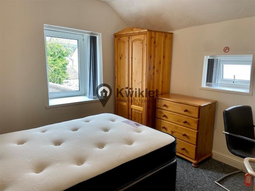 Room Queen Street in Pontypridd