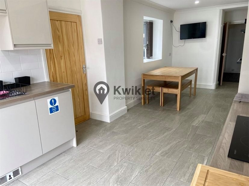 Room Queen Street in Pontypridd