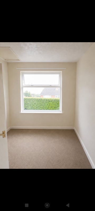 Room Wheeler Road in Crawley
