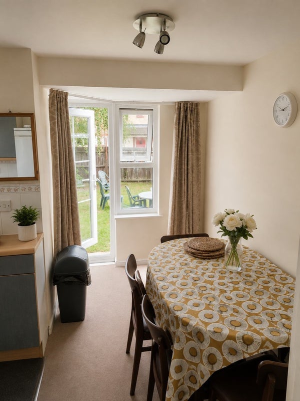 Room Wheeler Road in Crawley
