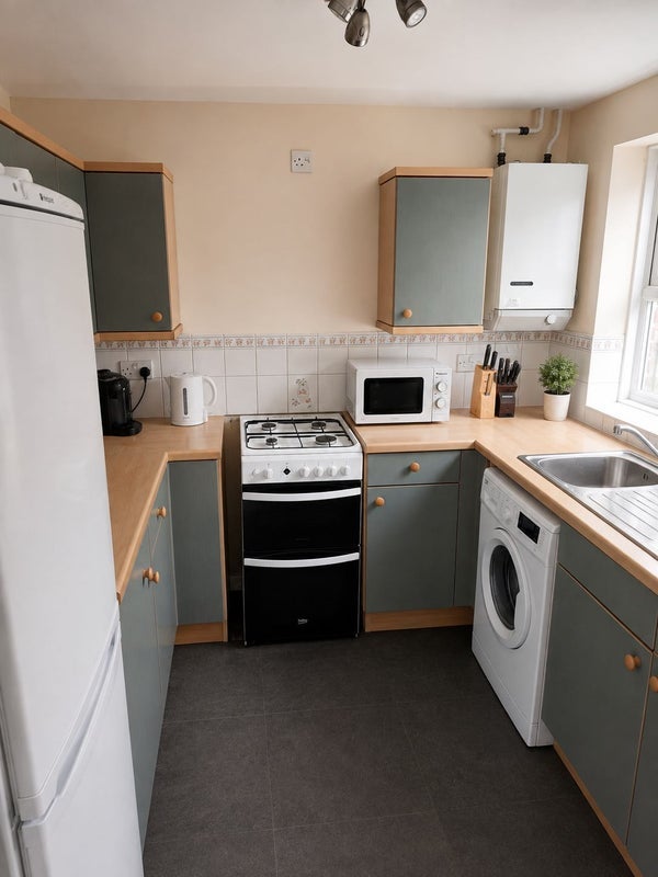 Room Wheeler Road in Crawley
