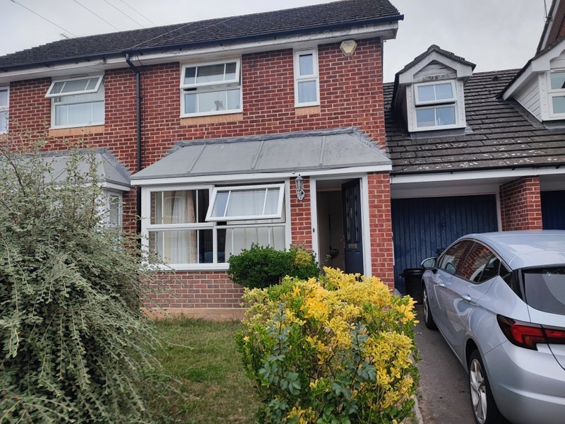 Room Wheeler Road in Crawley