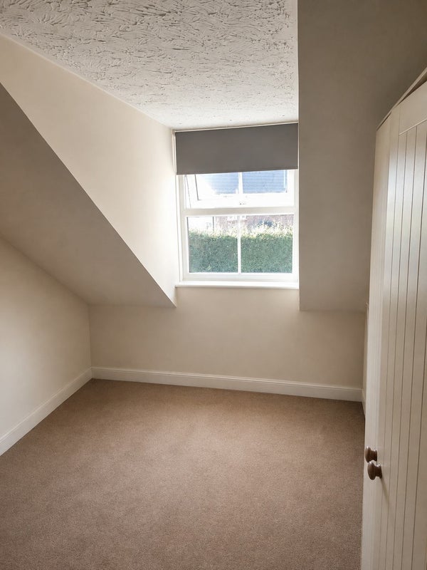 Room Wheeler Road in Crawley