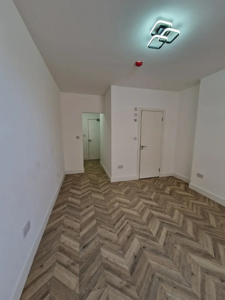 Flat Olive Road in Greater London