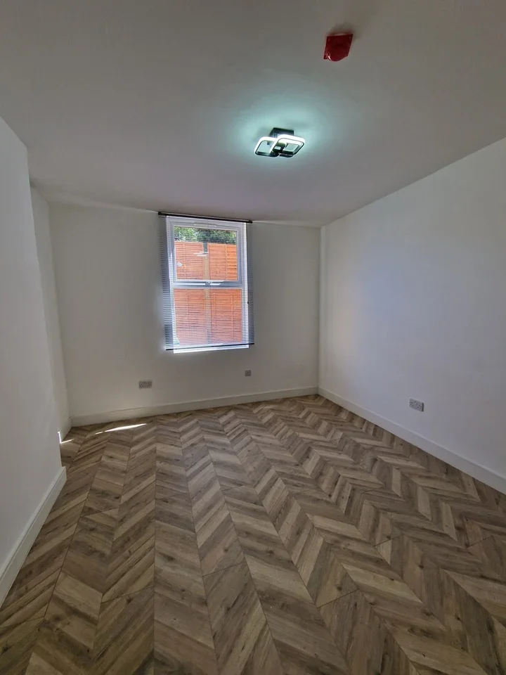 Flat Olive Road in Greater London