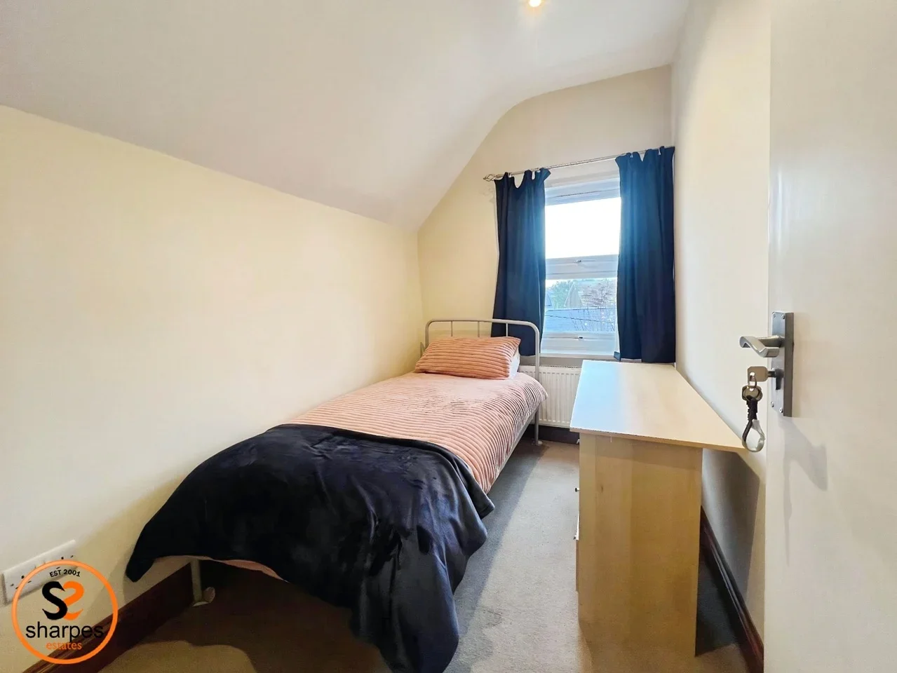 Room Robinson Road in Greater London