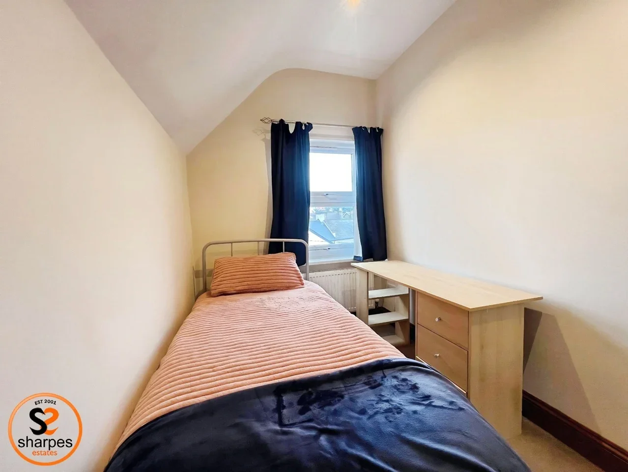Room Robinson Road in Greater London