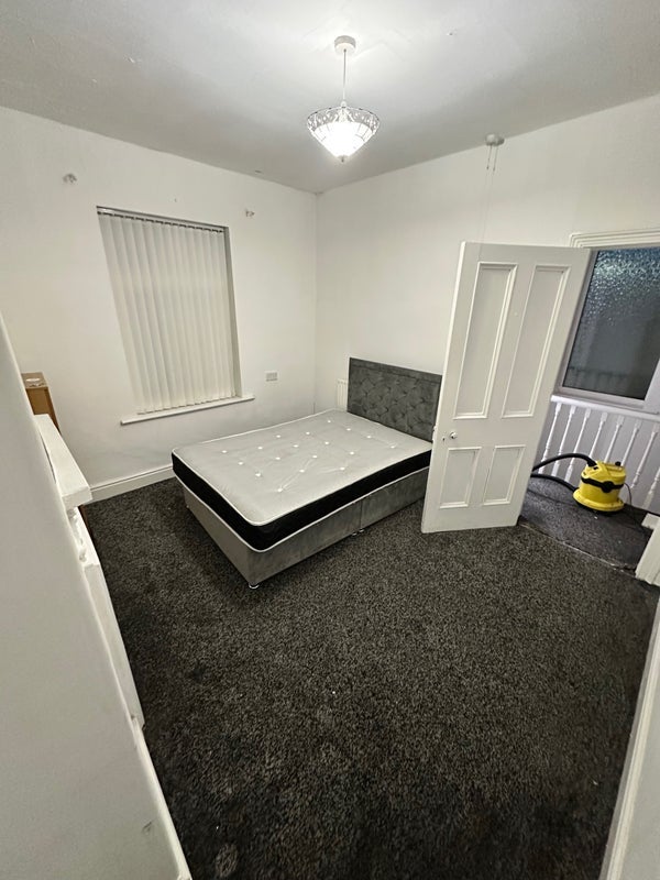 Room Balne Lane in Wakefield