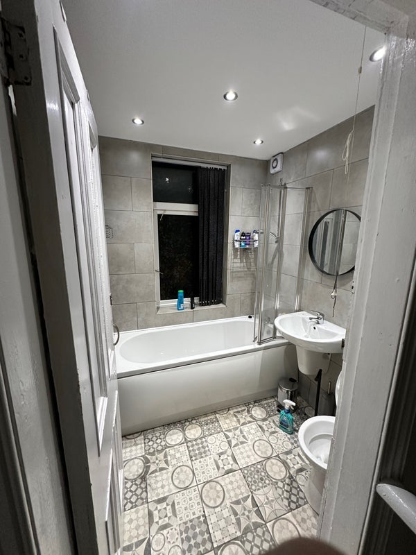 Room Balne Lane in Wakefield
