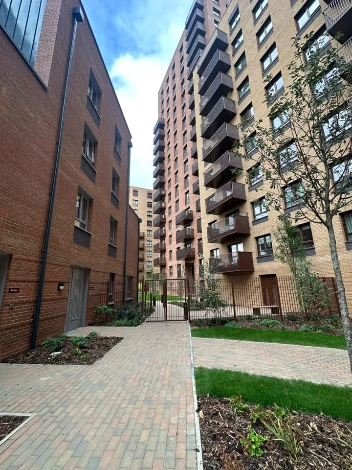 Flat Horn Lane in Greater London