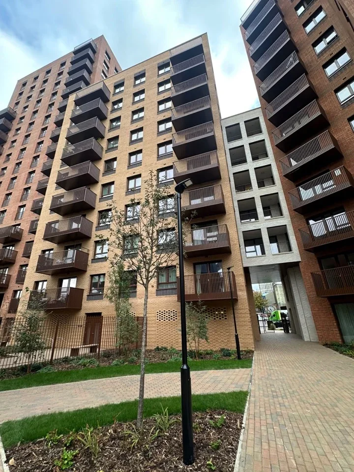Flat Horn Lane in Greater London
