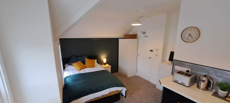 Room Hillcrest Road in Poole