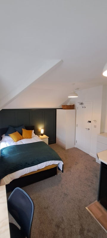 Room Hillcrest Road in Poole