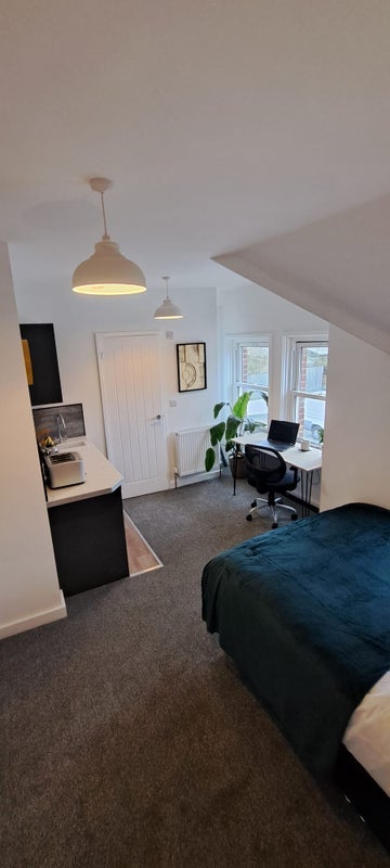 Room Hillcrest Road in Poole