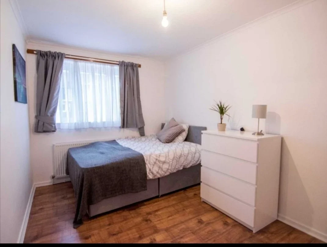 Flat Aintree Street in Greater London