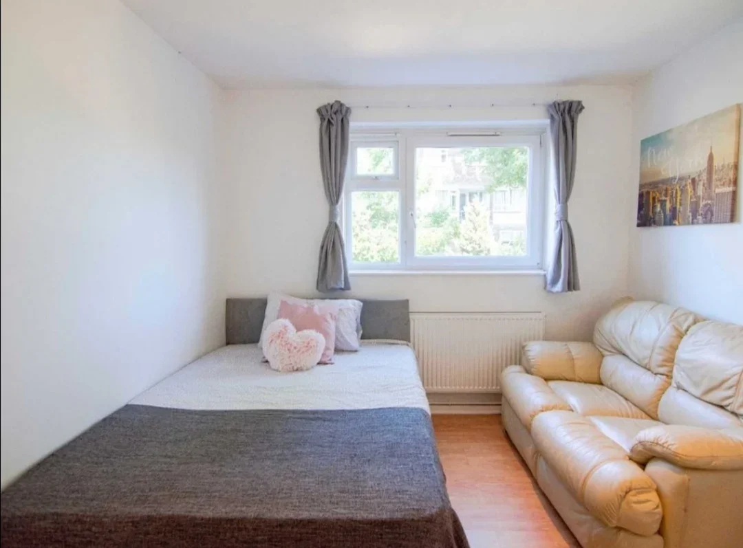Flat Aintree Street in Greater London