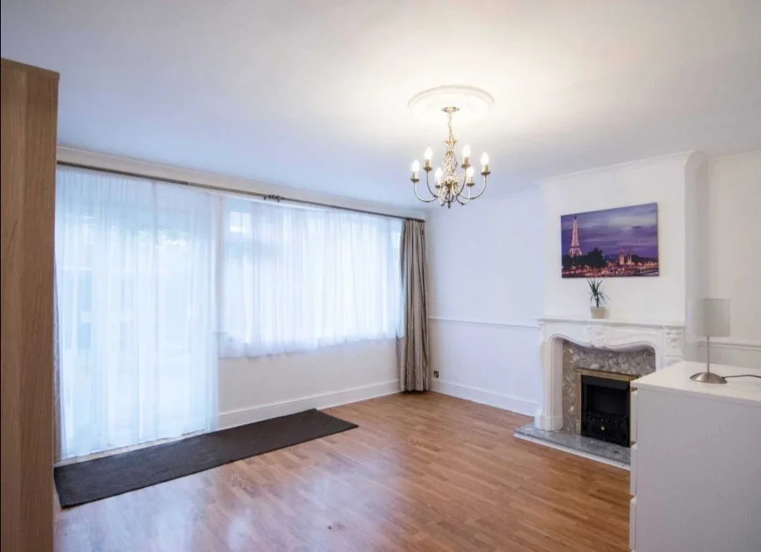 Flat Aintree Street in Greater London