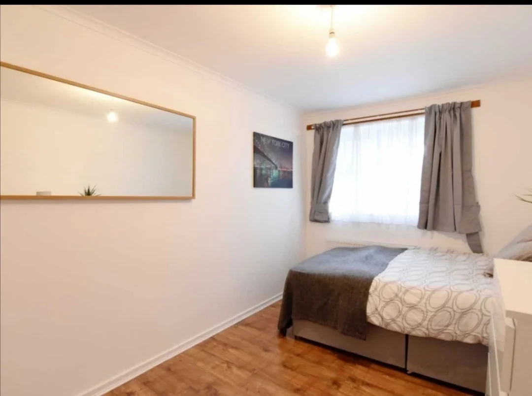 Flat Aintree Street in Greater London