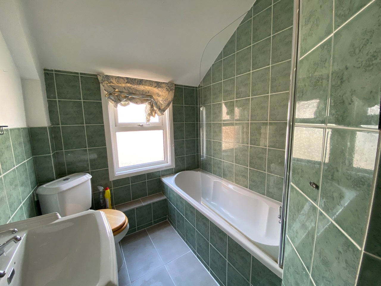 Room Elms Avenue in Eastbourne