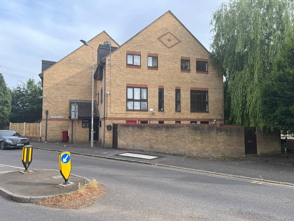 Flat High Street in Slough