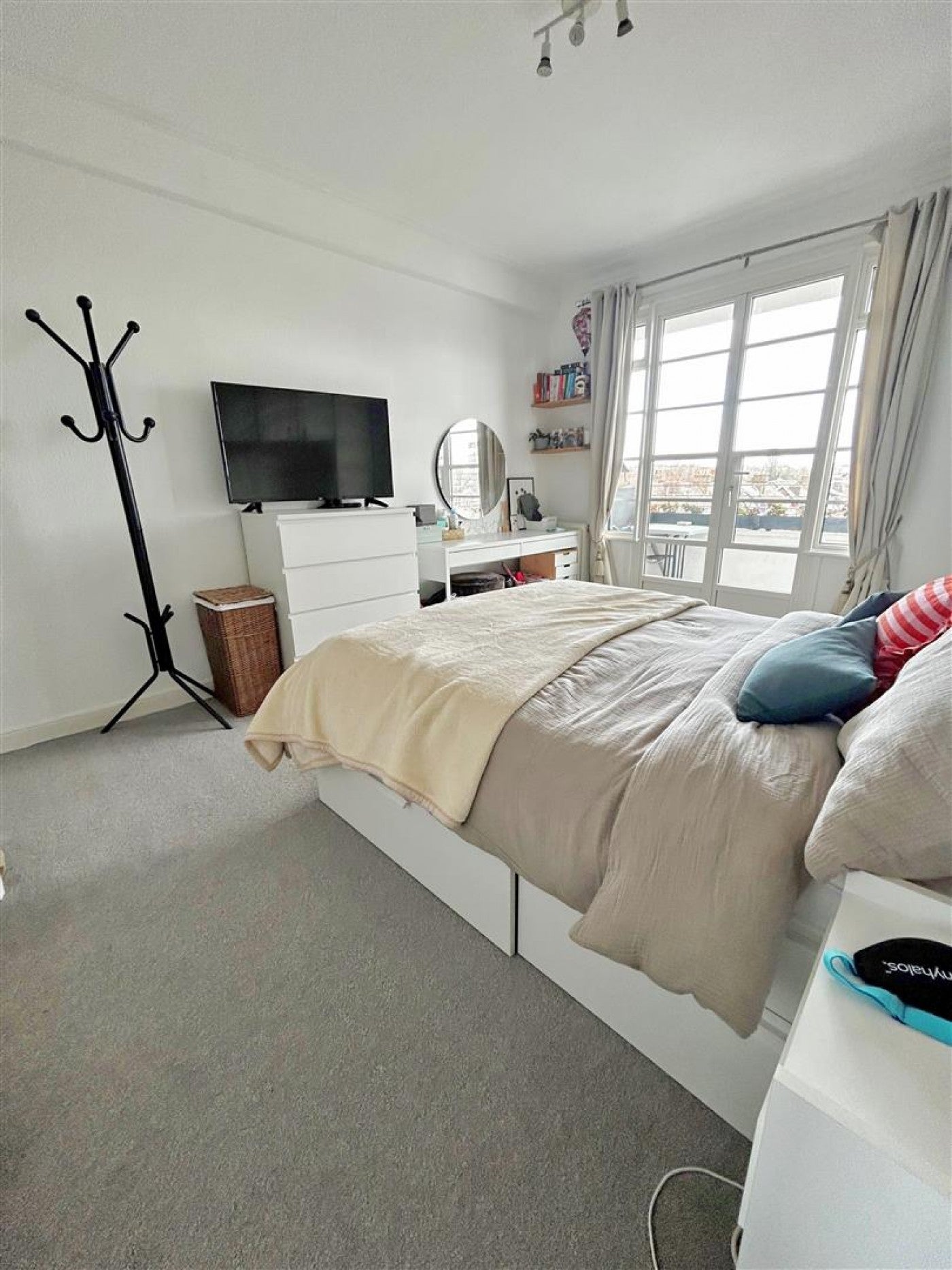 Flat West End Lane in Greater London