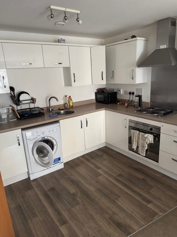 Room Elmira Way in Salford