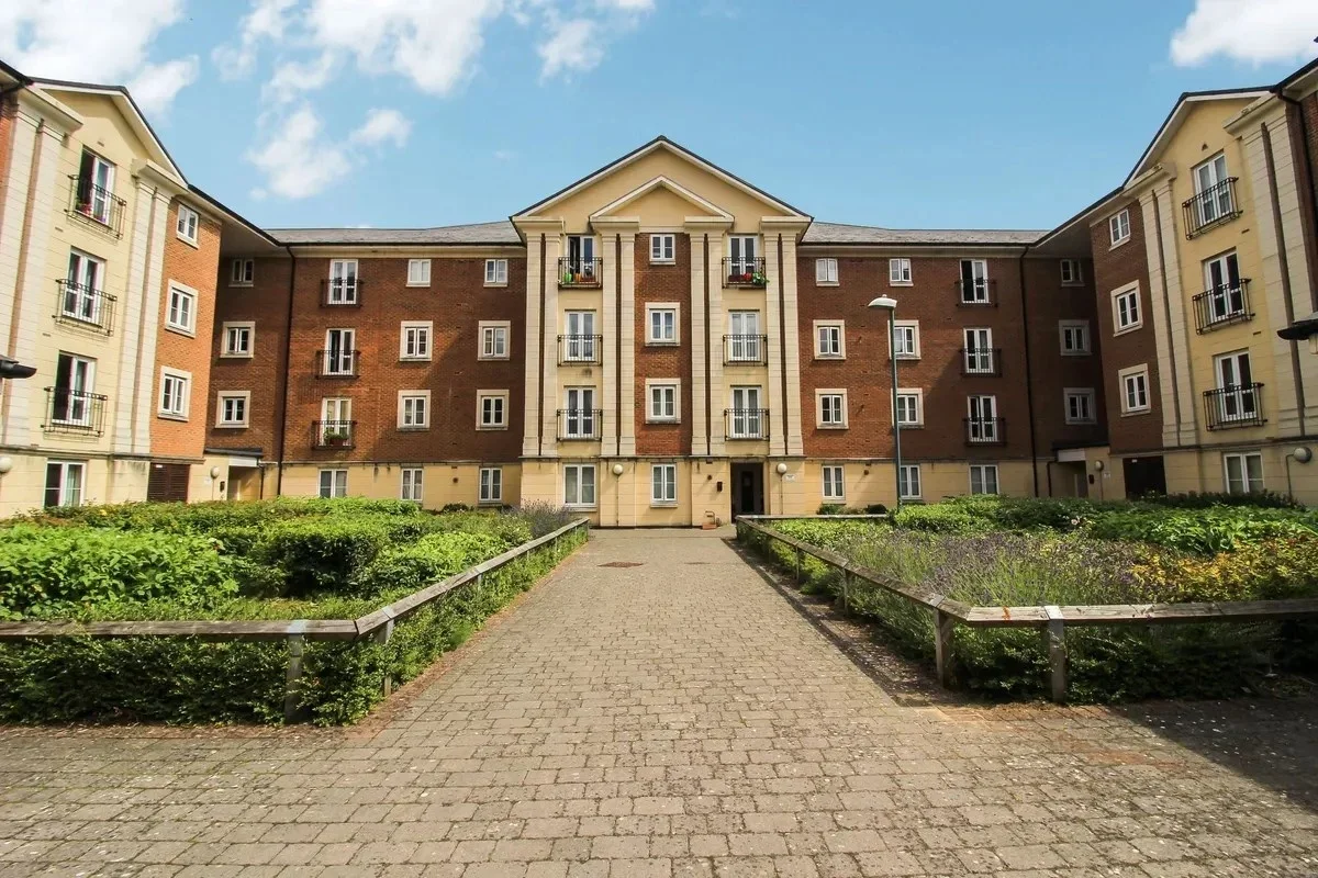 Flat Whitehouse Road in Swindon